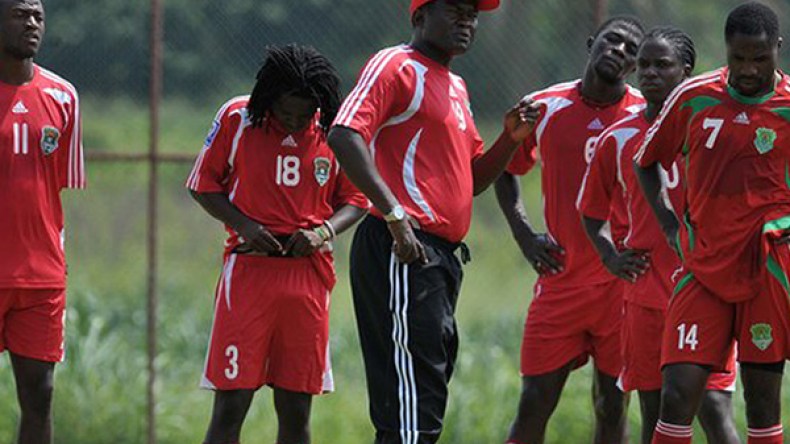 ‬مدرب مالاوي‮:‬ الجزائريون لا‮ ‬يجيدون اللعب على البساط الاصطناعي‮ ‬وسنهزمهم