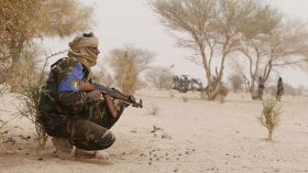 زعيم من الطوارق يدعو باماكو للحوار مع “الجهاديين الماليين” لعزل الأجانب