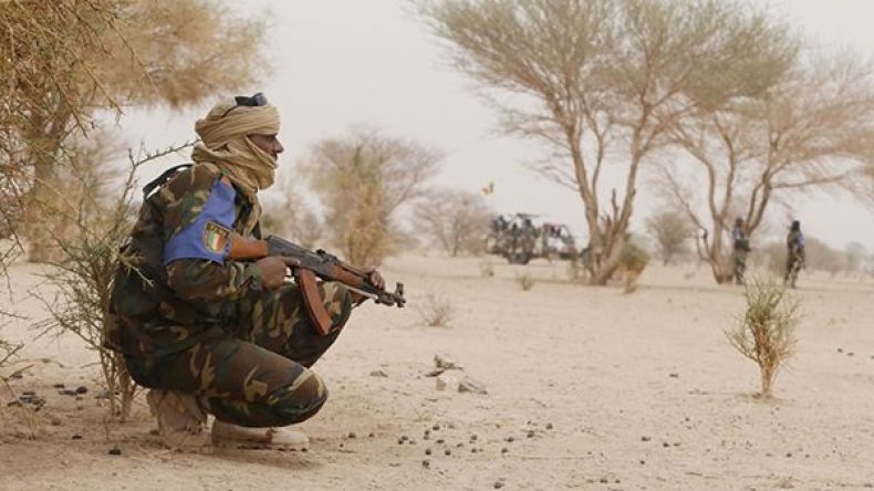 زعيم من الطوارق يدعو باماكو للحوار مع “الجهاديين الماليين” لعزل الأجانب