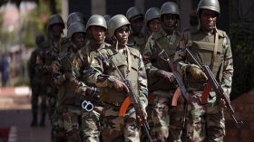 مسلحون يقتلون 17 جندياً في هجوم على قاعدة عسكرية في مالي