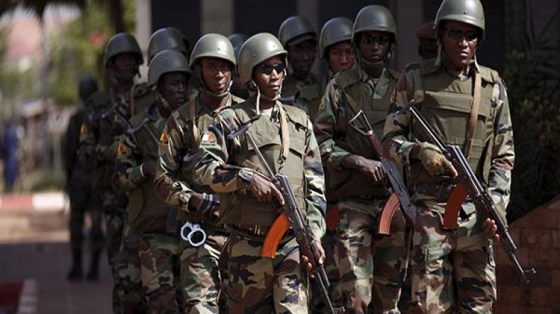 مسلحون يقتلون 17 جندياً في هجوم على قاعدة عسكرية في مالي