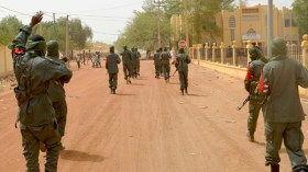 مقتل 11 جندياً مالياً في هجوم قرب الحدود مع بوركينافاسو