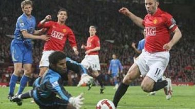 Manchester United v Arsenal: Ryan Giggs insists defending title harder than winning it