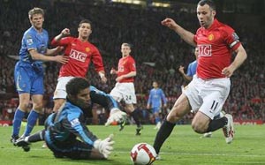 Manchester United v Arsenal: Ryan Giggs insists defending title harder than winning it