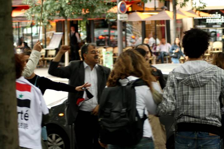 Des manifestants kurdes agressés près de l'ambassade de Syrie à Beyrouth