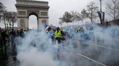Manifestations à Paris, craintes à Alger!