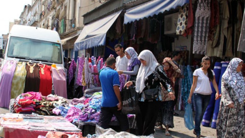 بارونات يستغلّون الباعة الفوضويين لتبييض الأموال في رمضان