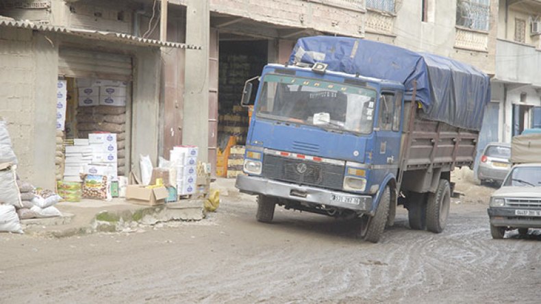 “الشكارة” تهزم البنوك.. والتجّار والفلاحون يرفضون التعامل بالفواتير!