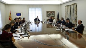 رئيس وزراء إسبانيا يعطل مهام حكومة كاتالونيا