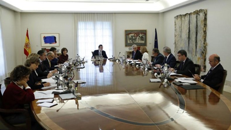 رئيس وزراء إسبانيا يعطل مهام حكومة كاتالونيا
