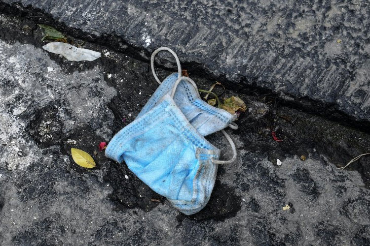 Masques jetés dans la rue : un appel au civisme !
