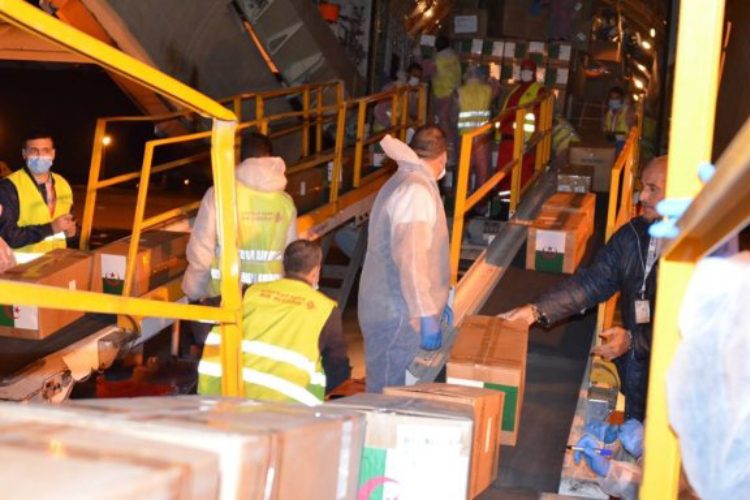 Covid-19: Nouvelle cargaison de matériels médicaux chinois arrive à Alger