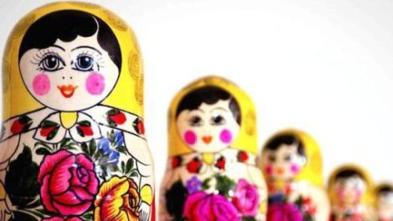 دمى “ماتريوشكا” الروسية من بوتين إلى رئيسة كوريا الجنوبية