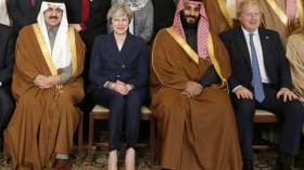 ماي تتحدى غضب بريطانيين وتستقبل بن سلمان بالسجاد الأحمر