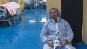 L’image d’un médecin allongé à même le sol fait le tour des réseaux sociaux