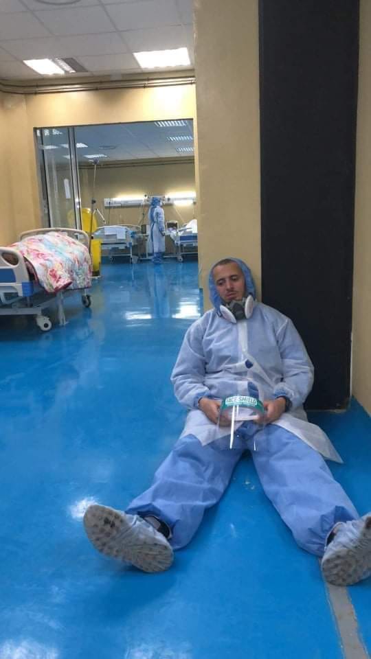 L’image d’un médecin allongé à même le sol fait le tour des réseaux sociaux