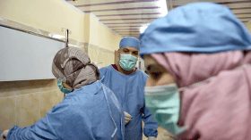 طبيبات “الليل”.. عمل تحت التهديد ولا أمن يحميهن!