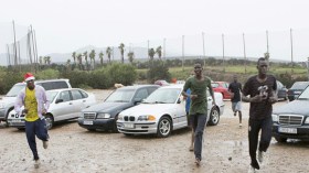 مائة مهاجر يجتازون السياج الحدودي بين المغرب وإسبانيا