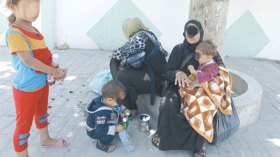 متسوّلون يعذبون الرضع تحت أشعة الشمس الحارقة
