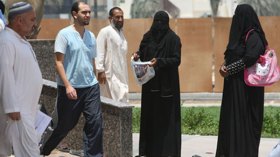 متسوّلون سوريون يحملون جوازات سفرهم لإثبات الهوية