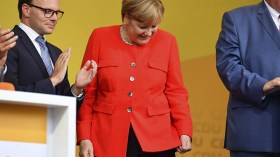 ميركل “الخائنة” تتعرض للرشق بالطماطم