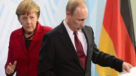 بوتين يؤجج التوتر بشأن اللاجئين في ألمانيا للإطاحة بميركل