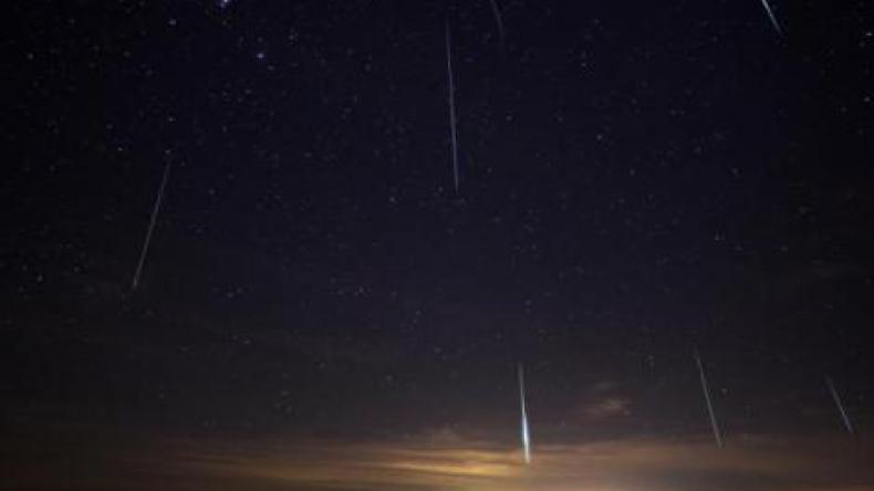 السماء تمطر شهباً على الأرض