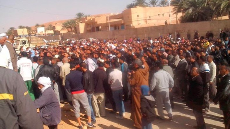 سكان السوارق ببلدية متليلي يخرجون إلى الشارع