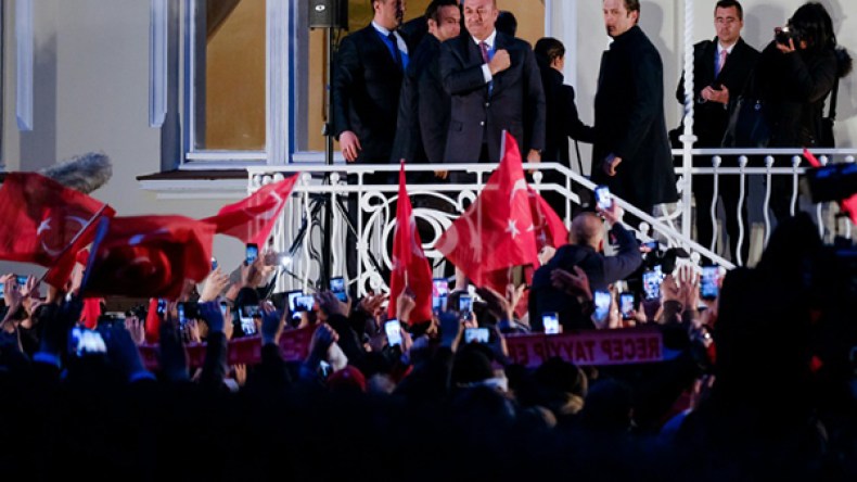 تشاووش أوغلو للمسؤولين الألمان: لا تعطونا دروساً في الديمقراطية