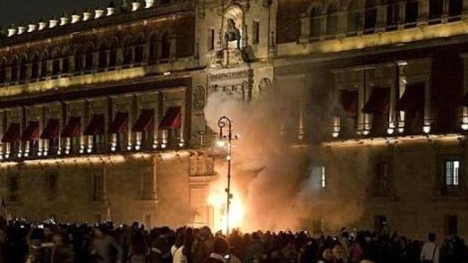 المكسيك: محتجون يشعلون النار في بوابة قصر رئاسي