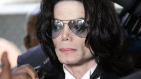 مغني البوب الشهير مايكل جاكسن يصارع الموت