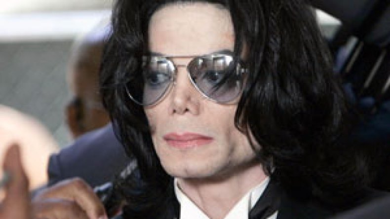 مغني البوب الشهير مايكل جاكسن يصارع الموت
