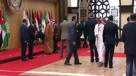 عون ينجو بعد أن سقط بقوة أثناء صعوده المنصة!