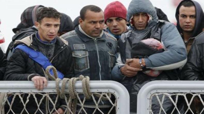 مقتل خمسة مهاجرين وإنقاذ 49 في غرق زورق قبالة تونس