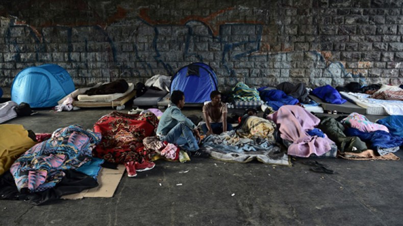 مهاجرون في باريس: نعيش “أسوأ من الحيوانات”