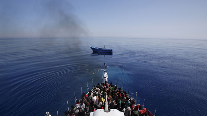 تصادم بين سفينة تونسية وزورق مهاجرين وأنباء عن قتلى