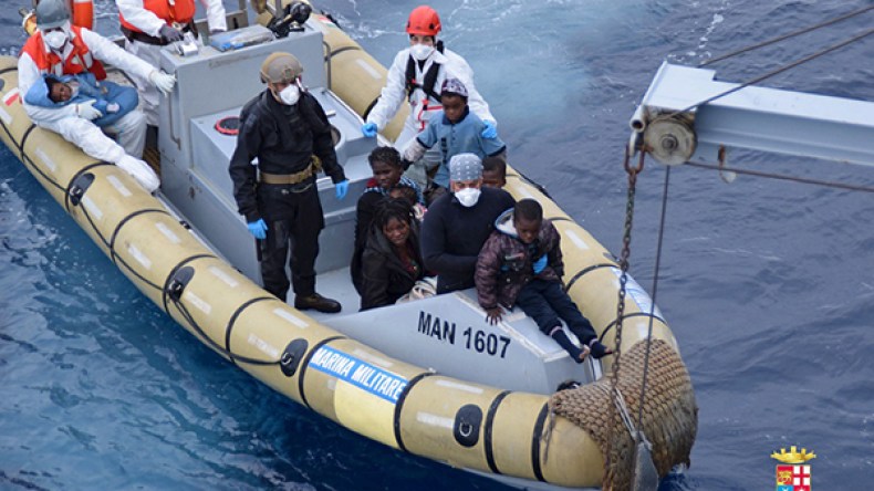 تونس تنقذ 100 مهاجر من الغرق
