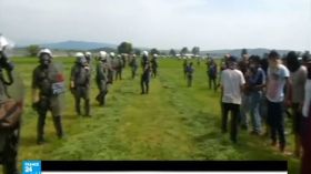 تجدد الاشتباكات بين المهاجرين والشرطة المقدونية على الحدود مع اليونان