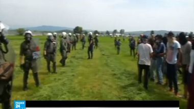 تجدد الاشتباكات بين المهاجرين والشرطة المقدونية على الحدود مع اليونان