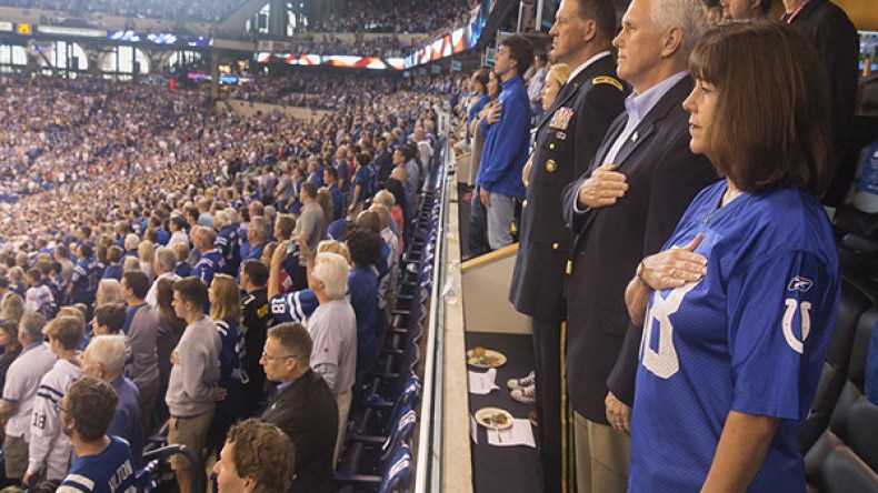 لماذا غادر نائب ترامب مباراة رياضية أثناء النشيد الوطني؟