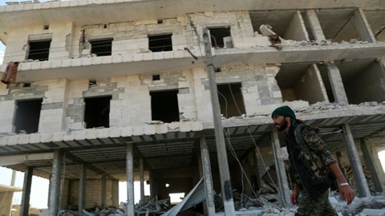 مقتل 56 مدنياً في غارات للتحالف على قرية في شمال سوريا