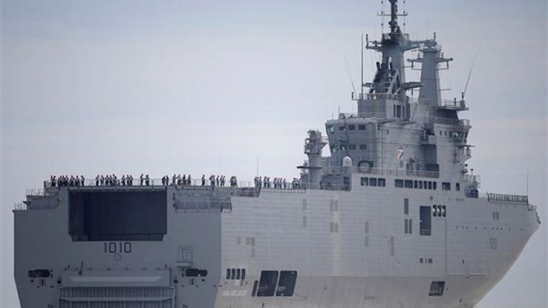 فرنسا تسلم مصر حاملة المروحيات “ميسترال”