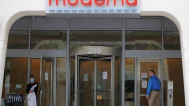 Trump annonce un contrat pour 100 millions de doses d’un vaccin contre le Covid-19