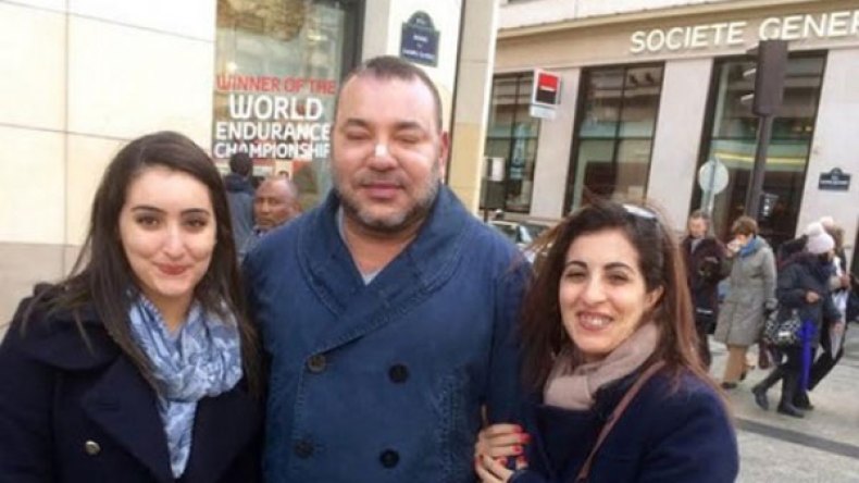 محمد السادس يلتقط صورا تذكارية مع الفتيات في شوارع باريس!