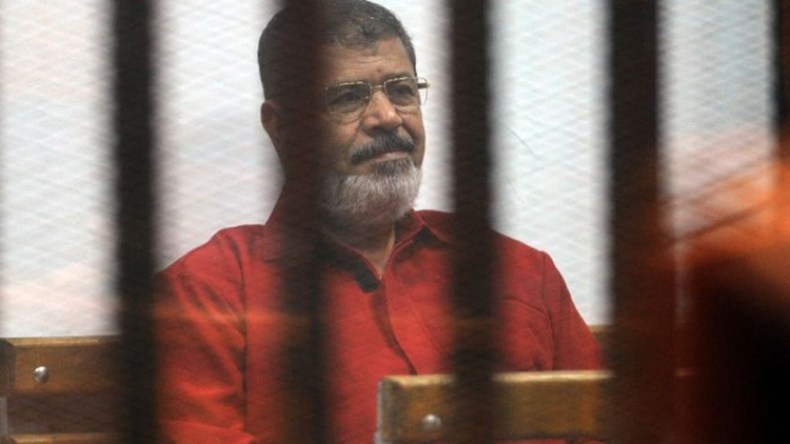 مرسي يمتنع عن الطعام والقضاء يأمر بإجراء فحص طبي له