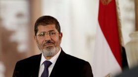 مرسي.. قصّة رئيس انتخبه الشعب وأزاحه العسكر بـ”اسم الشعب”
