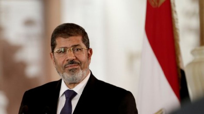 مرسي.. قصّة رئيس انتخبه الشعب وأزاحه العسكر بـ”اسم الشعب”