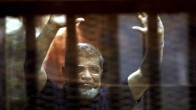 محاكمة مرسي ومعارضين علمانيين بتهمة “إهانة القضاء”