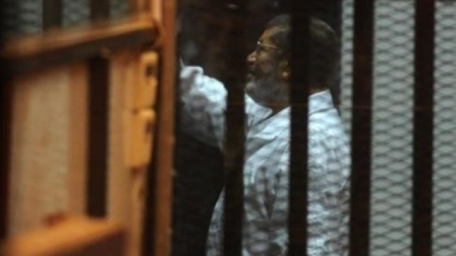 مرسي يهتف لغزة خلال محاكمته في قضية اقتحام السجون