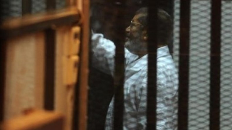 مرسي يهتف لغزة خلال محاكمته في قضية اقتحام السجون
